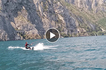 Bernardo dimostrazione kitesurf a Limone sul Garda