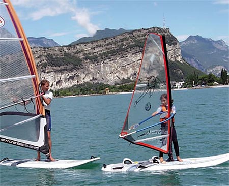 Lezione di windsurf sul garda